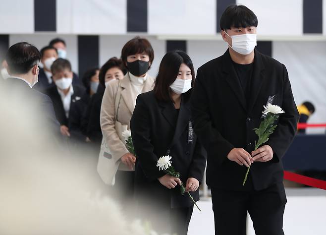 2일 이태원 참사로 숨진 이들을 추모하기 위해 대구 두류공원 내 안병근올림픽기념유도관에 마련된 합동분향소에서 희생자를 애도하는 시민들의 발길이 이어지고 있다. [연합]