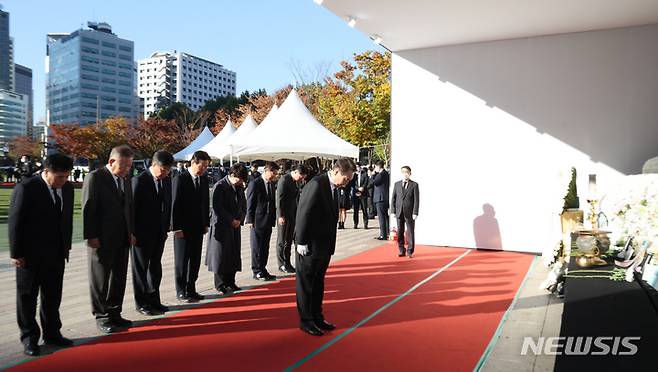 [서울=뉴시스] 전신 기자 = 윤석열 대통령이 2일 서울광장에 마련된 이태원 사고 사망자 합동분향소에서 묵념하고 있다. (대통령실통신사진기자단) 2022.11.02. photo1006@newsis.com