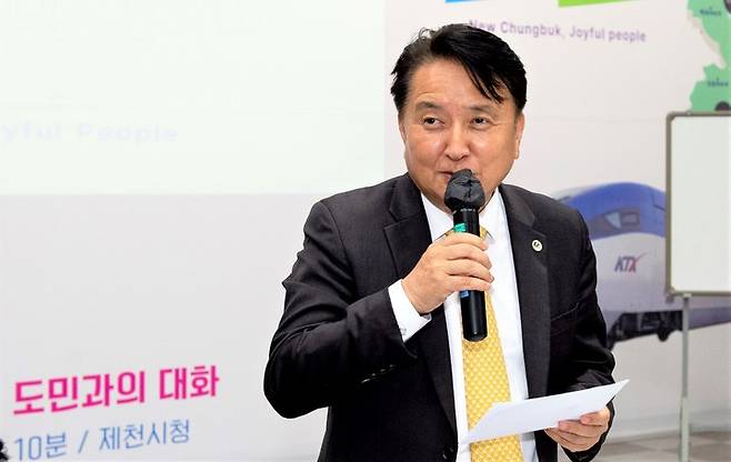 [제천=뉴시스] 이병찬 기자 = 김영환 충북지사가 26일 제천시청에서 열린 도정설명회에서 시민들의 질문에 답변하고 있다.(사진=제천시 제공) 2022.10.26. photo@newsis.com *재판매 및 DB 금지