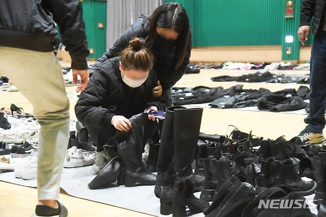 [서울=뉴시스] 김금보 기자 = 지난 1일 서울 용산 원효로 다목적 실내체육관에 마련된 이태원 사고 관련 유실물 센터에서 유가족들이 사고 현장에서 발견된 가족의 유품을 찾자 오열하고 있다. (공동취재사진) 2022.11.01. photo@newsis.com