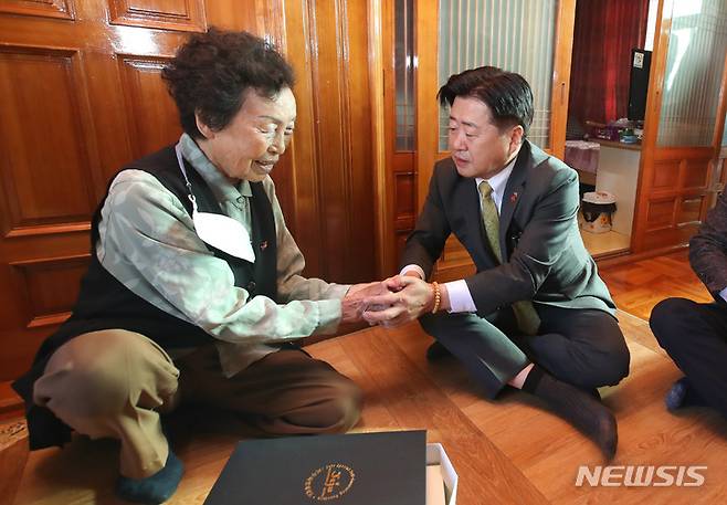 [제주=뉴시스] 우장호 기자 = 오영훈 제주지사가 2일 오후 제주시 도련동 4·3 희생자 유족 김용례씨 자택에 찾아가 '4·3희생자 보상금 지급 결정 통지서'를 전달하고 있다. 2022.11.02. woo1223@newsis.com