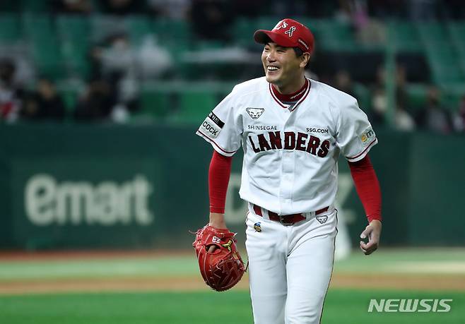 [인천=뉴시스] 이영환 기자 = 1일 인천 SSG랜더스필드에서 열린 2022 KBO 한국시리즈 1차전 키움 히어로즈와 SSG 랜더스의 경기, 3회초 2사 주자없는 상황에서 SSG 선발 김광현이 키움 이용규를 포수 스트라이크 낫 아웃으로 잡은 후 덕아웃으로 들어가고 있다. 2022.11.01 20hwan@newsis.com