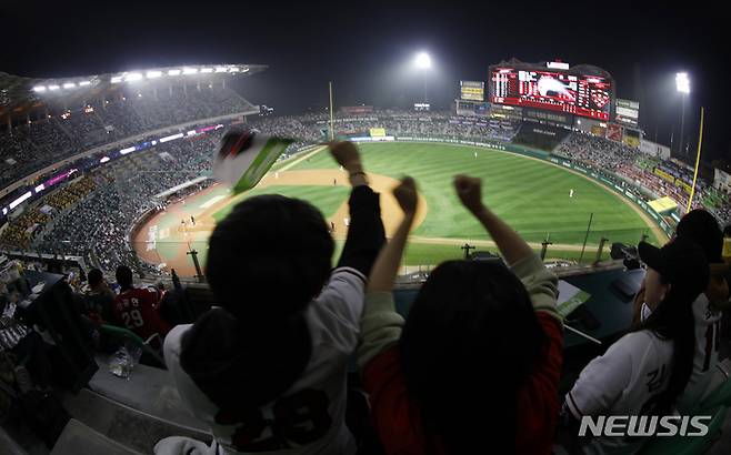 [인천=뉴시스] 고승민 기자 = 1일 인천 SSG랜더스필드에서 열린 2022 KBO 한국시리즈 키움 히어로즈 대 SSG 랜더스 1차전을 찾은 관중들이 경기를 지켜보고 있다. 2022.11.01. kkssmm99@newsis.com