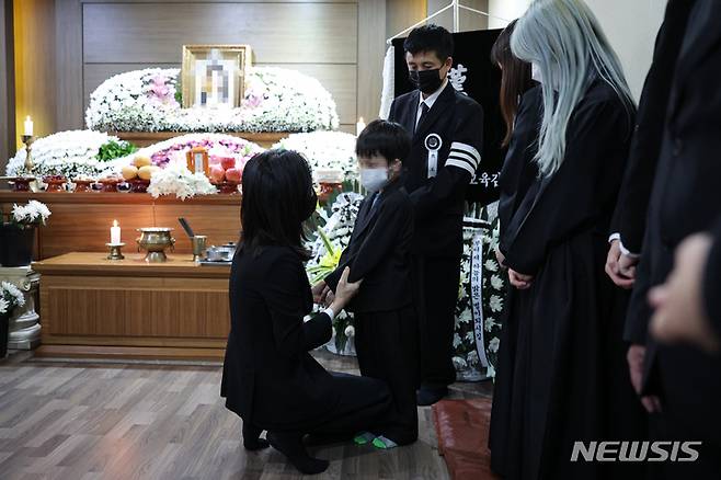 [서울=뉴시스] 윤석열 대통령 부인 김건희 여사가 2일 서울 노원구 한 장례식장에 마련된 이태원 참사 고등학생 희생자 빈소를 찾아 유가족을 위로하고 있다. (사진=대통령실 제공) 2022.11.02. photo@newsis.com