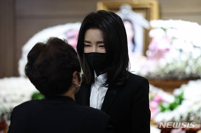 [서울=뉴시스] 윤석열 대통령 부인 김건희 여사가 2일 서울 노원구 한 장례식장에 마련된 이태원 참사 고등학생 희생자 빈소를 찾아 유가족을 위로하고 있다. (사진=대통령실 제공) 2022.11.02. photo@newsis.com