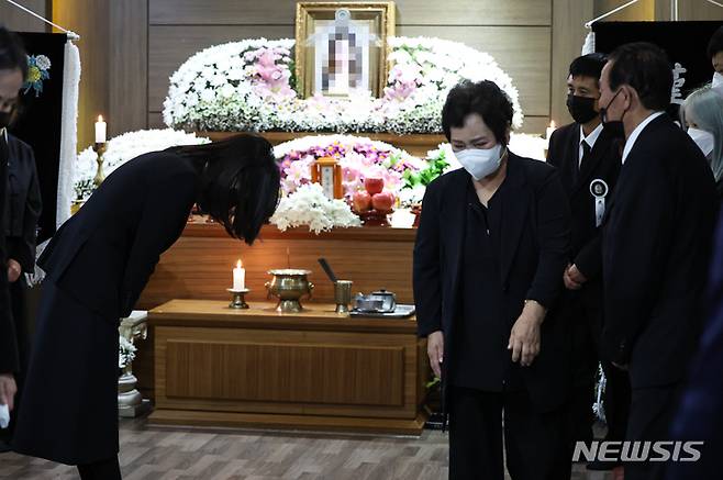 [서울=뉴시스] 윤석열 대통령 부인 김건희 여사가 2일 서울 노원구 한 장례식장에 마련된 이태원 참사 고등학생 희생자 빈소를 찾아 유가족을 위로하고 있다. (사진=대통령실 제공) 2022.11.02. photo@newsis.com