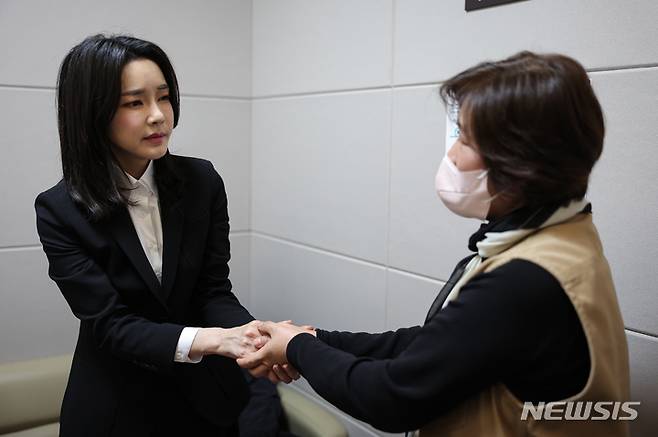 [서울=뉴시스] 윤석열 대통령 부인 김건희 여사가 2일 서울 목동 한 병원 중환자실을 찾아 이태원 참사 사고로 치료중인 장병 가족을 만나 위로하고 있다. (사진=대통령실 제공) 2022.11.02. photo@newsis.com *재판매 및 DB 금지