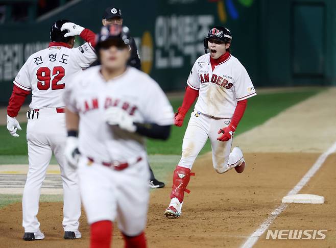 [인천=뉴시스] 조성우 기자 = 2일 오후 인천 SSG랜더스필드에서 열린 2022 KBO 한국시리즈 2차전 키움 히어로즈와 SSG 랜더스의 경기, SSG 5회말 공격 1사 주자 1루서 최지훈이 2점 홈런을 때린 뒤 기뻐하고 있다. 2022.11.02. xconfind@newsis.com