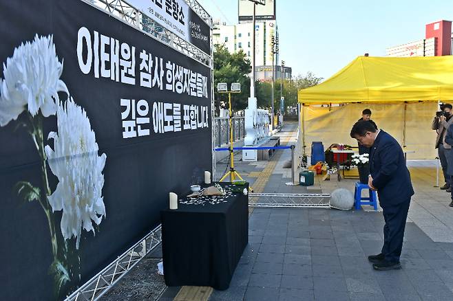 더불어민주당 광주광역시당 이병훈 위원장 등 50여 명, 2일 오전 9시 5·18 민주광장에 설치된'이태원 참사 희생자 합동분향소'를 찾아 분향. 민주당 광주광역시당 제공