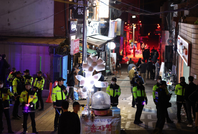 ▲경찰이 지난달 30일 오전 서울 용산구 이태원 핼러윈 인명사고 현장을 통제하고 있다. ⓒ연합뉴스