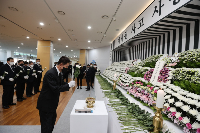 ▲이강덕 포항시장을 비롯한 경북도내 시장군수들이 경북도청에 마련된 합동분향소를 찾아 이태원 사고 사망자에 대해 애도를 표하고 있다.ⓒ포항시 제공