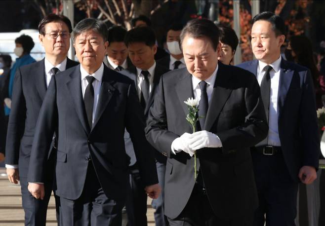 윤석열 대통령이 2일 서울광장에 마련된 이태원 사고 사망자 합동분향소를 찾아 헌화를 위해 이동하고 있다. 뉴시스