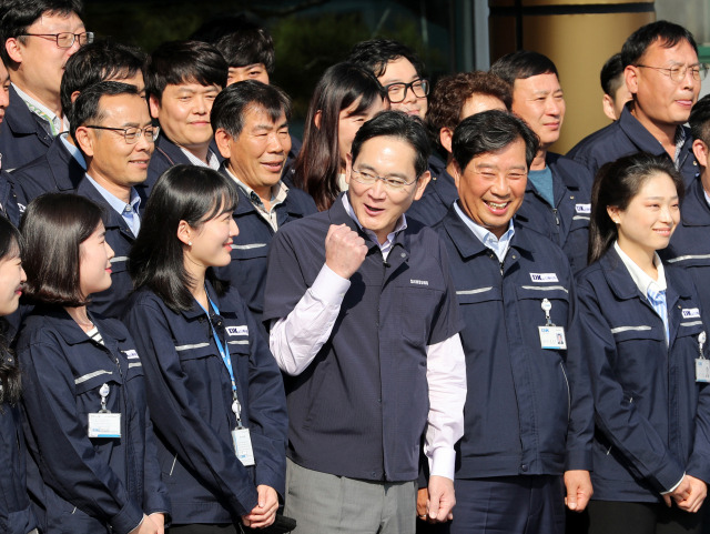 이재용 삼성전자 회장이 28일 오후 광주 광산구 평동산업단지에 있는 협력회사를 방문해 기념촬영을 하면서 파이팅 구호를 제안하고 있다. 연합뉴스