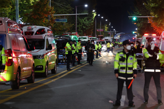 지난달 30일 오전 서울 용산구 이태원 참사 현장에 경찰과 구급차가 모여 있다. 연합뉴스