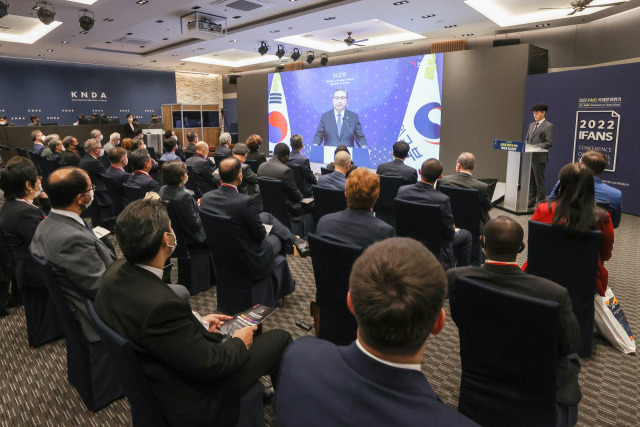 2일 서울 서초구 외교타운에서 열린 ‘2022 외교안보연구소 국제문제회의’에서 참석자들이 박진 외교부 장관의 기조연설 영상을 시청하고 있다. 연합뉴스