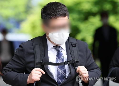 대장동 개발사업 특혜·로비 의혹 사건과 관련해 불구속 기소된 정영학 회계사가 지난 4월 29일 오후 서울 서초구 서울중앙지방법원에서 오후에 속개되는 1심 속행 공판에 출석하기 위해 법정으로 향하고 있다. 연합뉴스