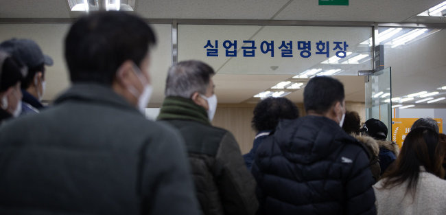 2020년 서울 중구 서울지방고용노동청 실업급여과가 구직자들로 붐비고 있다. 코로나19 사태 이후 희망퇴직을 권하는 기업이 많아지는 등 고용불안이 커지고 있다. 이는 노인의 구직난을 더 심화시킨다. [뉴스1]