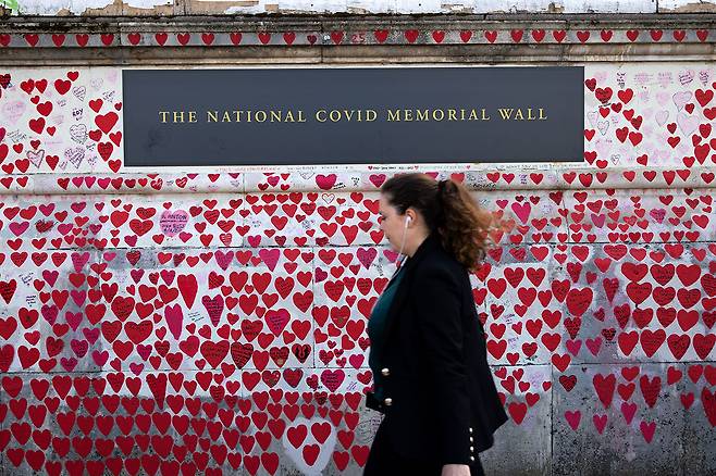 영국 런던 템스강 인근에 위치한 네셔널 코비드 메모리얼 월(The National Covid Memorial Wall).ⓒ시사IN 신선영