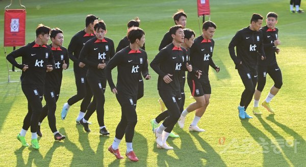 한국축구대표팀이 2일 경기도 파주 축구대표팀트레이닝센터(NFC)에서 2022 FIFA 카타르 월드컵 대비 아이슬란드와 마지막 국내 평가전에 앞서 소집훈련을 진행했다. 한국 선수들이 러닝을 하고 있다. 파주 | 주현희 기자 teth1147@donga.com