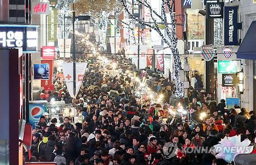 2013년 크리스마스 이브의 서울 명동 거리 [연합뉴스 자료사진. 재판매 및 DB 금지]