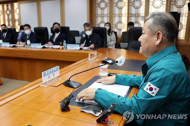 범정부 TF회의 주재하는 이상민 장관 (서울=연합뉴스) 김승두 기자 = 이상민 행정안전부 장관이 2일 오후 정부서울청사에서 다중 밀집 인파사고 안전확보를 위한 범정부 TF회의를 주재하고 있다. 2022.11.2 kimsdoo@yna.co.kr