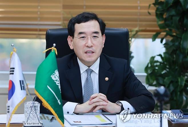 사우디 투자부 장관과 화상면담하는 이창양 장관 [연합뉴스 자료사진]