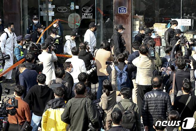 서울경찰청 수사본부와 국립과학수사연구원들이 31일 서울 용산구 이태원 압사 참사 현장을 합동감식하기 위해 현장으로 들어서고 있다. (공동취재) 2022.10.31/뉴스1 ⓒ News1 구윤성 기자