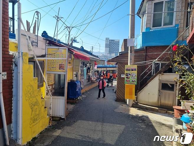 북한이 동해상 북방한계선(NLL) 이남으로 탄도미사일을 발사한 2일 실향민 마을로 유명한 강원 속초시 청호동 '아바이마을'이 한적한 모습을 보이고 있다. 합동참모본부에 따르면 우리 군은 이날 동·서해상으로 북한이 SRBM을 포함해 10발 이상 다종의 미사일을 발사한 정황을 포착했다. 이 가운데 이날 오전 8시51분쯤 북한 강원도 원산 일대에서 동해상으로 발사한 SRBM 3발 중 1발은 동해 북방한계선(NLL) 이남 26㎞ 지점 공해상에 떨어졌다고 합참이 전했다. 강원도 속초로부터 동쪽으로 57㎞, 동해 울릉도로부턴 서북쪽으로 167㎞ 거리 해상이다. 2022.11.2/뉴스1 ⓒ News1 윤왕근 기자