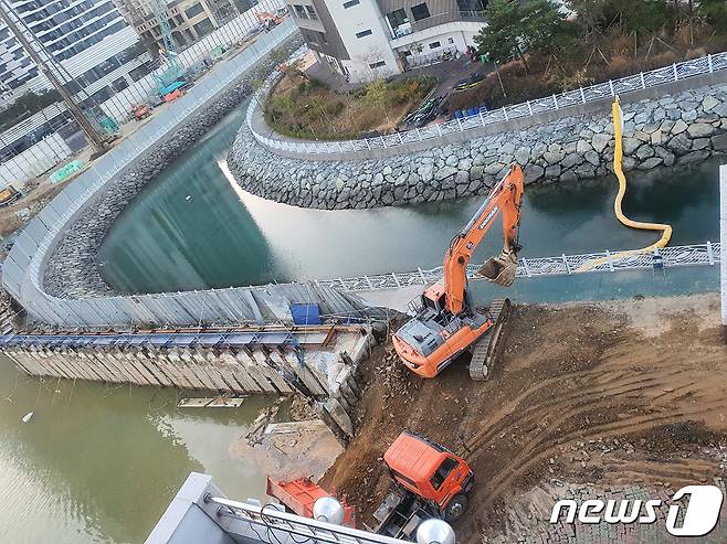 2일 오후 3시58분쯤 전남 여수시 웅천동 한 아파트 신축 공사 현장에서 공사장 외벽을 둘러싸고 있는 흙막이벽이 붕괴되는 사고가 발생, 관할 당국이 복구작업을 실시하고 있다. (여수시 제공) 2022.11.3/뉴스1 ⓒ News1