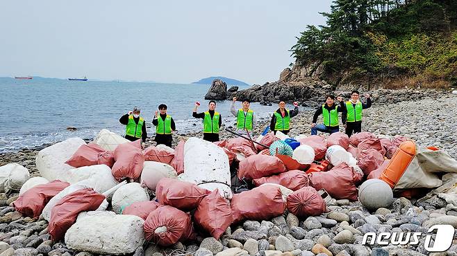 3일 대산읍 흑어도에서 열린 특정도서 정기순찰 및 환경정화 활동 모습. (서산시 제공) /뉴스1