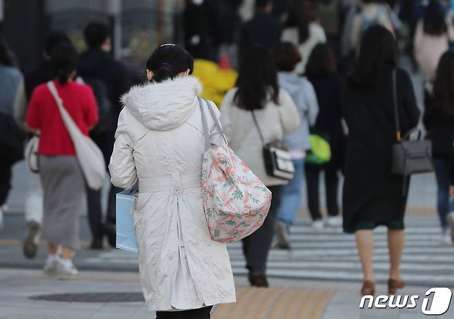 2일 오전 서울 강남구 테헤란로에서 시민들이 추워진 날씨에 발걸음을 옮기고 있다. 이날 서울의 아침기온은 6도, 낮 최고기온은 17도로 일교차가 클 전망이다. 2022.11.2/뉴스1 ⓒ News1 구윤성 기자