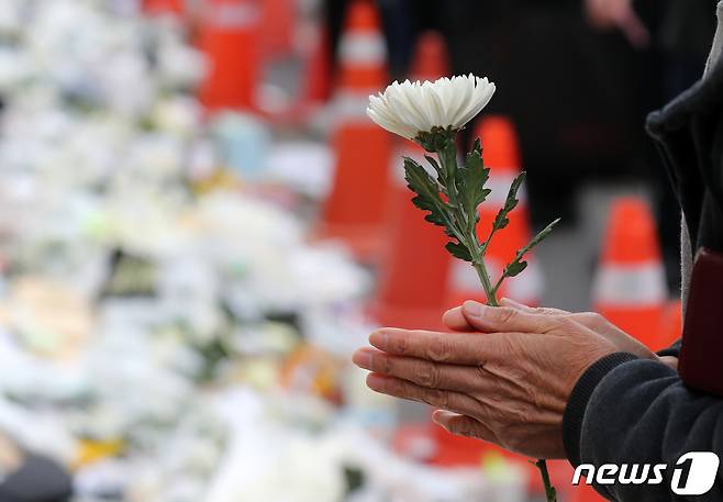 3일 오후 '이태원 압사 참사' 추모공간이 마련된 서울 용산구 이태원역 1번출구에서 시민들이 희생자들을 추모하고 있다. 2022.11.3/뉴스1 ⓒ News1 구윤성 기자