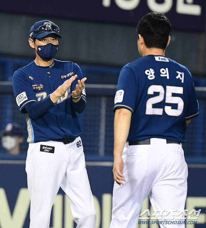 2022 KBO리그 두산베어스와 NC다이노스의 경기가 21일 서울잠실야구장에서 열렸다.  NC 강인권 감독대행이 팀의 5대1 승리를 확정짓고 양의지와 하이파이브 하고 있다.  잠실=최문영 기자 deer@sportschosun.com/2022.09.21/