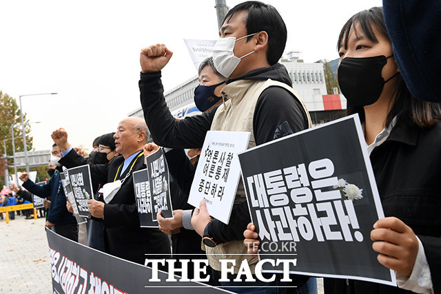 "대통령은 사과하고 책임자를 경질하라!" 이태원 참사 시민사회 여론동향 문건에 대한 입장발표 기자회견이 3일 오전 서울 용산구 전쟁기념관 앞에서 열린 가운데 4.16연대와 민주노총 등 시민단체 회원들이 손피켓을 들어보이며 구호를 외치고 있다. /남용희 기자