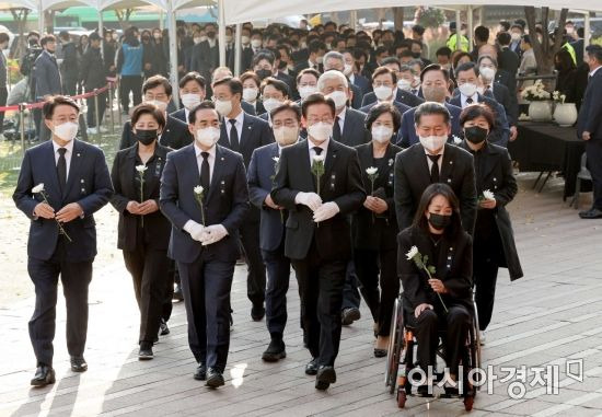 이재명 더불어민주당 대표와 박홍근 원내대표를 비롯한 당 소속 의원들이 1일 서울광장에 마련된 '이태원 사고 사망자 합동분향소'에서 추모를 위해 입장하고 있다./강진형 기자aymsdream@