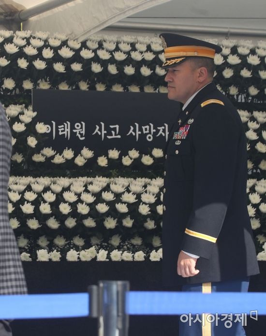 로이드 브라운 주한미군 용산기지 사령관이 지난달 31일 서울 용산구 이태원광장에 마련된 이태원 사고 사망자 합동분향소에서 조문하고 있다. 사진=김현민 기자 kimhyun81@