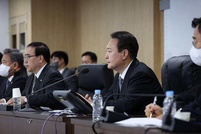 윤석열 대통령이 3일 오전 서울 용산 대통령실에서 김성한 국가안보실장 주재로 개최된 국가안전보장회의(NSC) 상임위원회에 임석해 김 실장의 발언을 경청하고 있다. /뉴스1