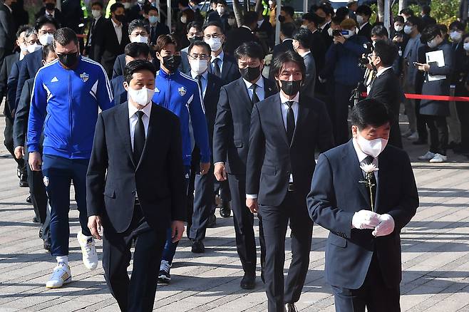 권오갑 현대중공업그룹 회장, 정기선 HD현대 사장, 홍명보 울산 현대축구단 감독 등이 지난달 31일 오전 서울광장 합동분향소를 찾아 이태원 참사 희생자들을 조문하기 위해 입장하고 있다. /연합뉴스