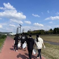 플로깅 활동 모습. 사진=대전둔산여자고등학교 제공