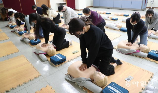 이태원 핼러윈 참사로 심폐소생술(CPR) 등 응급구조 방법에 대한 관심이 높아진 가운데 1일 서울 도봉구청 심폐소생술교육장에서 시민들이 CPR를 연습하고 있다. 안철민 기자 acm08@donga.com