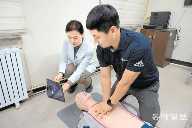 윤순영 중앙응급의료센터 응급의학과 전문의가 응급의료교육사업팀 김세연 응급구조사와 함께 심폐소생술 교육용 마네킹을 활용해 올바른 가슴압박 심폐소생술을 교육하고 있다. 이진한 기자 likeday@donga.com