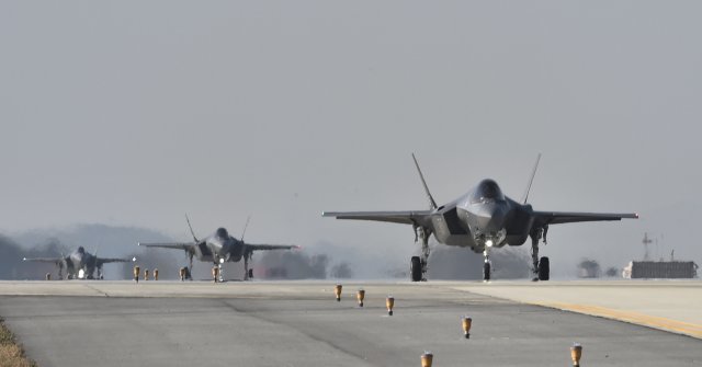 ‘비질런트 스톰(Vigilant Storm)’ 훈련에 참가한 우리 공군 F-35A 전투기 편대가 청주기지에서 이륙을 위해 활주로로 진입하고 있다. 공군 제공