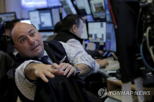 NYSE 입회장에 트레이더의 모습[연합뉴스 자료사진]