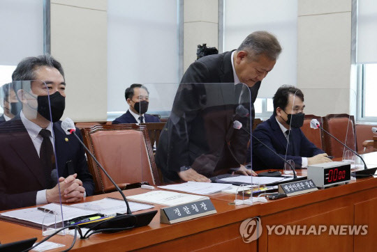 이상민 행정안전부 장관이 지난 1일 오후 국회에서 열린 행정안전위원회 전체회의에서 이태원 참사와 관련해 주무부처 장관으로서 사과하고 있다.<연합뉴스>