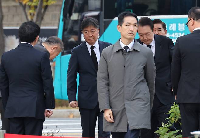 이상민 행정안전부 장관이 이태원 참사 엿새째인 3일 오전 서울광장에 마련된 합동분향소에 도착한 윤석열 대통령에게 인사하고 있다. 연합뉴스