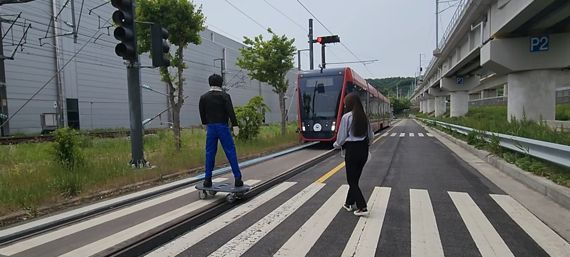 철도기술연구원의 '무가선 트램 자율주행기술'이 적용된 노면 경전철이 주행 중 보행자 모형을 인식하고 정지했다. 철도기술연구원 제공