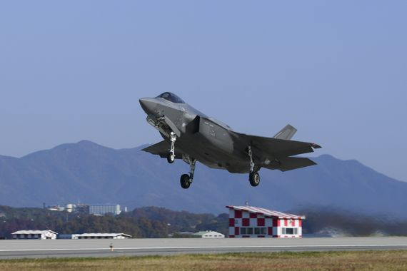 한미공군의 대규모 연합공중훈련 “비질런트 스톰(Vigilant Storm)" 훈련에 참가한 우리 공군 F-35A 전투기가 청주기지 활주로를 힘차게 이륙하고 있다. 사진=공군 제공