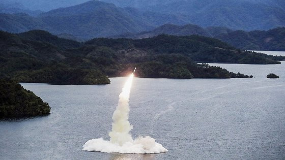 지난달 10일 북한 전술핵운용부대들의 군사훈련 실시 장면. 사진 노동신문