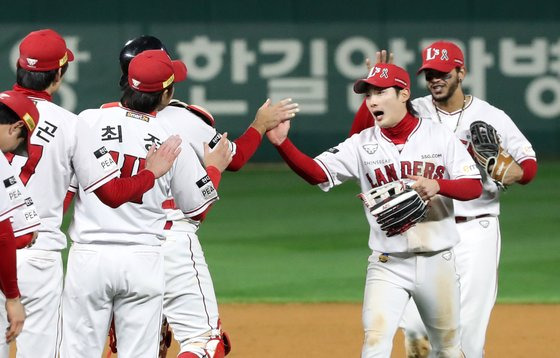 SSG 선수들이 2일 키움과의 한국시리즈 2차전에서 6-1 승리를 거둔 뒤 기뻐하고 있다. 뉴스1