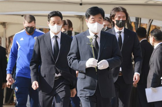 권오갑 HD현대 회장(앞줄 가운데), 정기선 HD현대 사장(뒷줄 왼쪽), 홍명보 울산현대축구팀 감독(뒷줄 오른쪽) 등 현대중공업그룹 임원진들이 지난달 31일 오전 서울광장 합동분향소를 찾아 이태원 참사 희생자들을 조문하고 있다. 전민규 기자